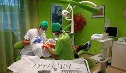 Aj pacientovi s paradentózou (parodontitídou) je možné chýbajúci zub nahradiť implantátom